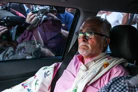 Genoíno se entrega à PF no aniversário da República. Foto Folha.