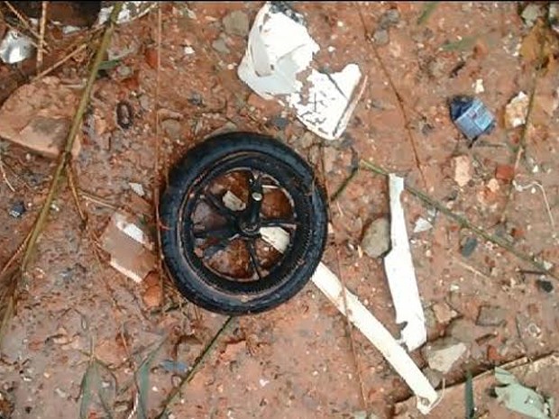 A roda encontrada no local da tragédia. Foto da perícia criminal. 