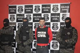 O "serial killer" brasileiro apresentado à imprensa; 