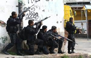 Policiais em ação na favela.