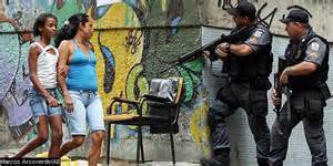 Uma difícil convivência entre as forças da lei e a população.