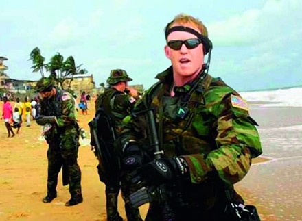 O tenente O'Neill, em primeiro plano.