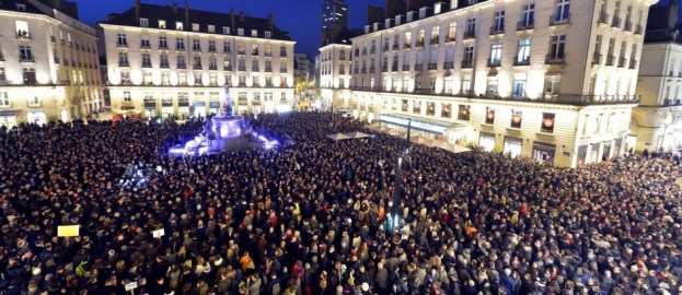Franceses se reúnem no centro de Paris para protestar contra o atentado.
