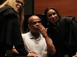 No tribunal, o traficante manda beijos para amigos e parentes. 