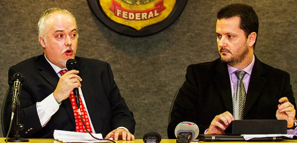 Delegados da PF durante a coletiva. Foto da Folha.