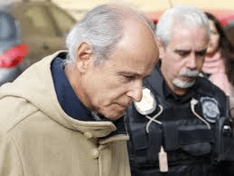 Sob algemas, o presidente da Andrade Gutierrez. 