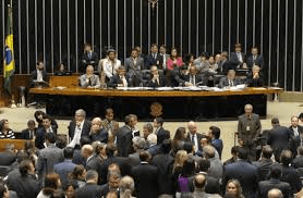 Durante a madrugada, a redução foi aprovada em primeira votação. 