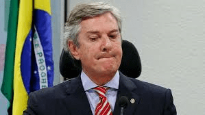 Ex-presidente, Collor renunciou. Agora é acusado de levar grana da Petrobras.  