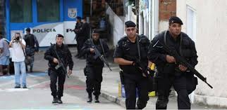 PM em ação nas favelas: armamento desviado.